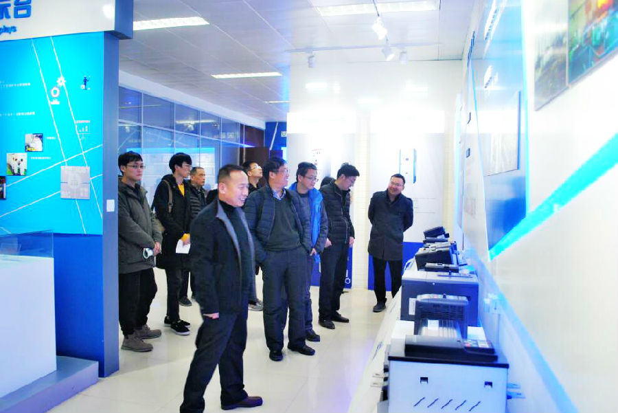 西馳電氣董事長(zhǎng)宋濤、總經(jīng)理徐革平陪同 西馳電氣董事長(zhǎng)宋濤、總經(jīng)理徐革平陪同