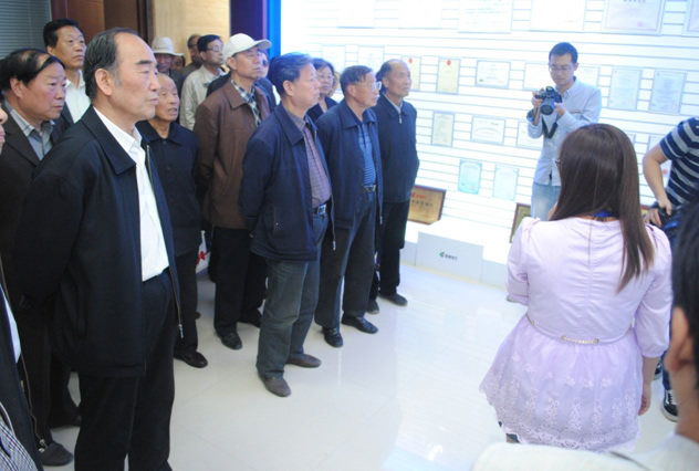 戶縣離休老干部蒞臨公司參觀(圖1) 戶縣離休老干部蒞臨公司參觀(圖1)