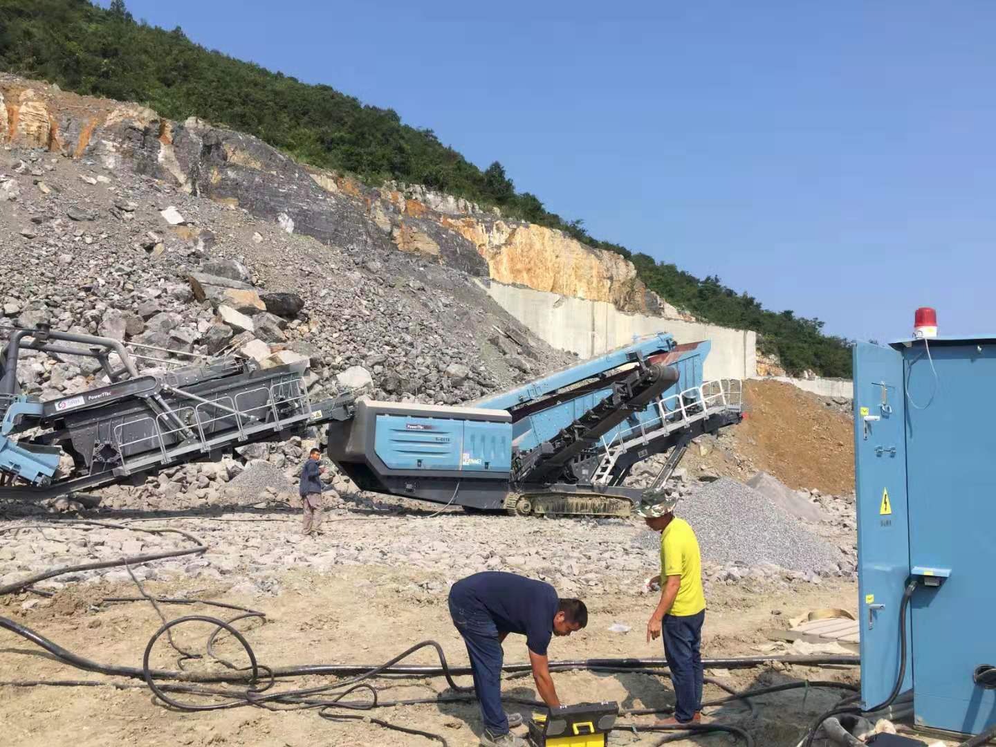 XFC550變頻器在移動式破碎機上的應用(圖6) XFC550變頻器在移動式破碎機上的應用(圖6)