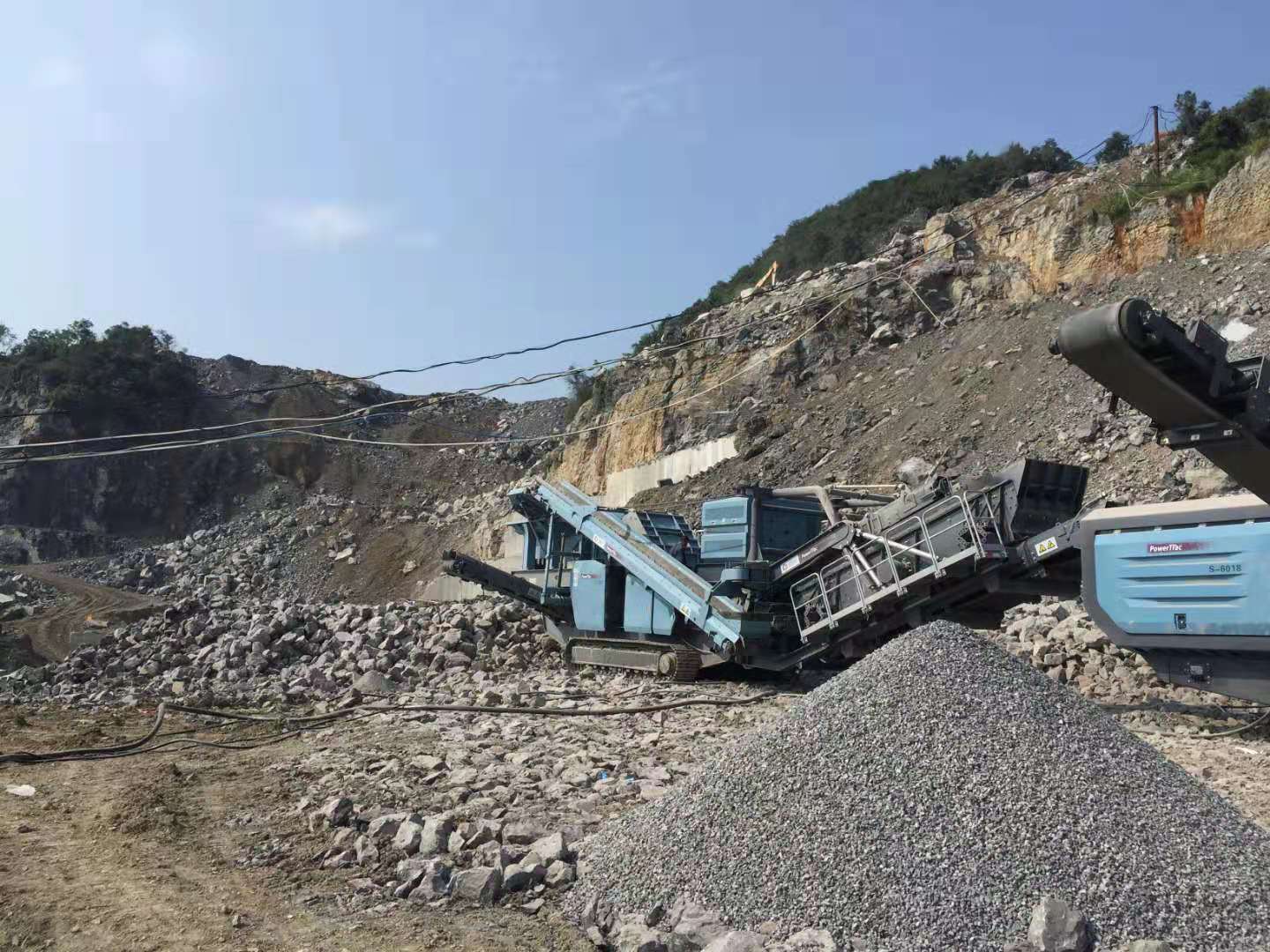 XFC550變頻器在移動式破碎機上的應用(圖7) XFC550變頻器在移動式破碎機上的應用(圖7)