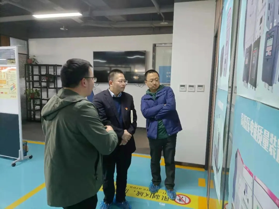 西安軟件園發展中心副主任周非凡走訪西馳電氣(圖2)