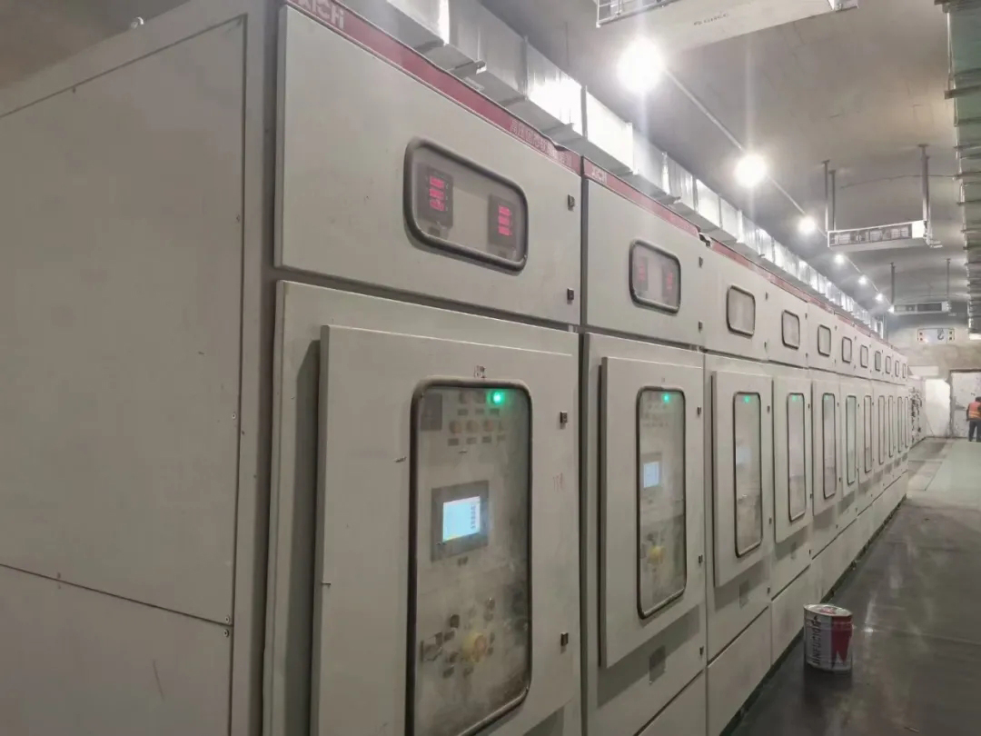 西馳電氣高原型高壓軟起動裝置在京藏高速一次試車成功(圖4) 西馳電氣高原型高壓軟起動裝置在京藏高速一次試車成功(圖4)